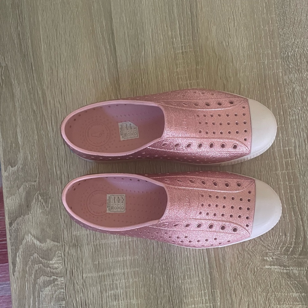 Native Jefferson Bling Slip On Shoes Glitter Pink - Big Kid size 6